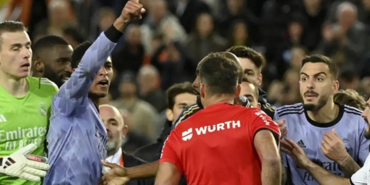 Todos los jugadores del Real Madrid le reclamaron a Gil Manzano y expulsó a estos dos jugadores