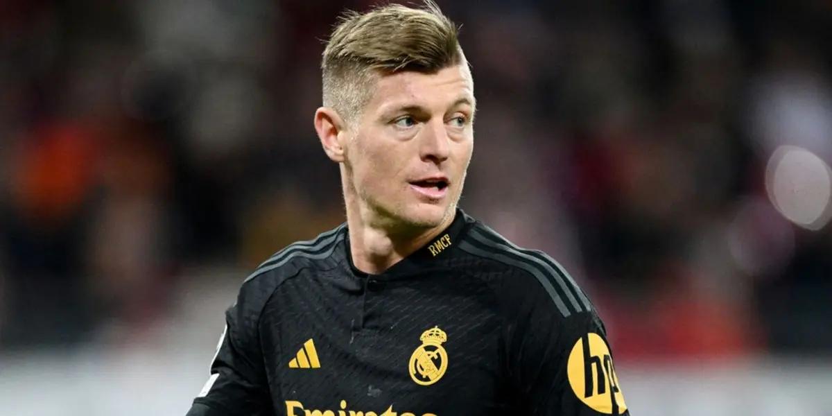 Toni Kroos con la camiseta alternativa del Real Madrid.