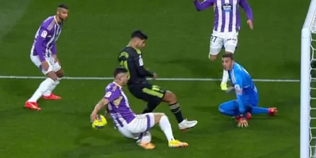 Una clara mano dentro del área y el VAR que no interviene