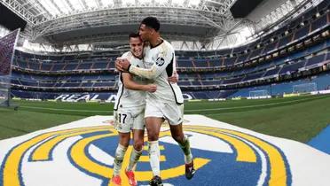 Vazquez y Bellingham celebrando, Bernabéu de fondo