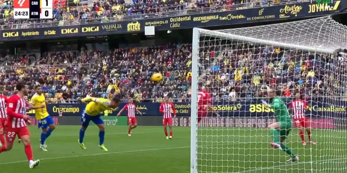(VIDEO) Algo que no se veía antes, defensa dormida del Atleti y Cádiz anotó