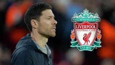 Xabi Alonso como entrenador del Bayer Leverkusen y el escudo del Liverpool.