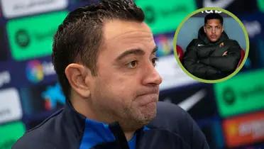 Xavi en rueda de prensa con el Barcelona y Vitor Roque en el banquillo.