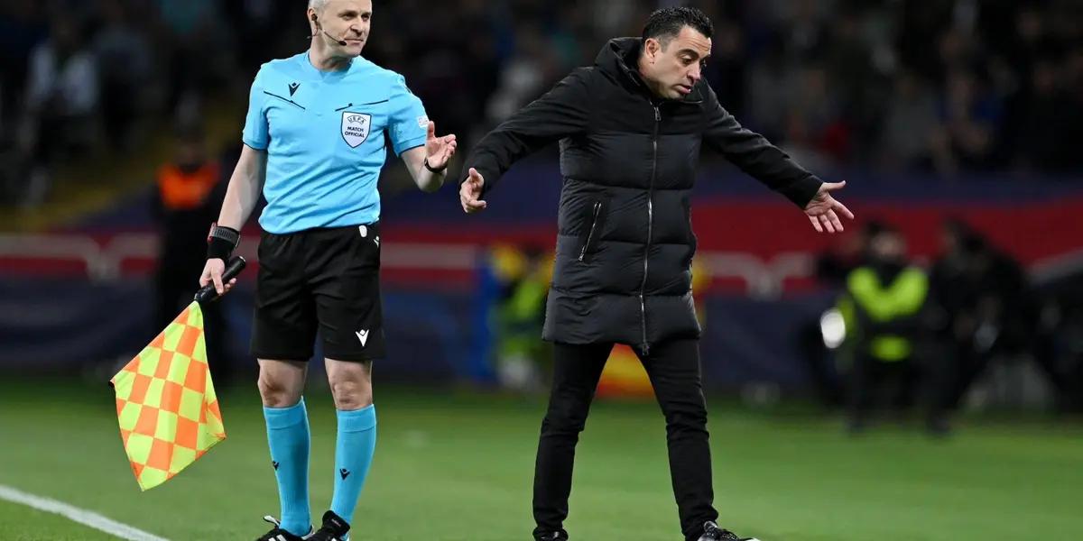 Xavi Hernández inconforme con el árbitro del partido entre FC Barcelona y PSG