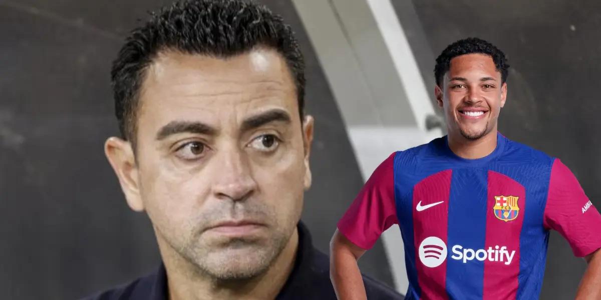 Xavi Hernández preocupado, Vitor Roque con camiseta del FC Barcelona a un costado.