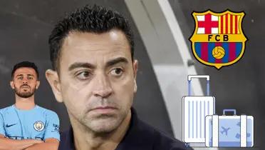 Xavi preocupado. Bernardo Silva de un lado, escudo de FC Barcelona y maletas del otro.