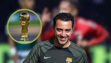 Xavi sonríe, a su derecha la Copa del Mundo.