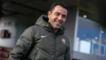 Xavi sonríe con el buzo del FC Barcelona.