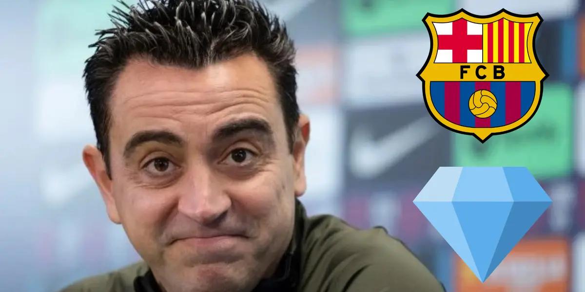 Xavi sonriendo, escudo del FC Barcelona y joya debajo.