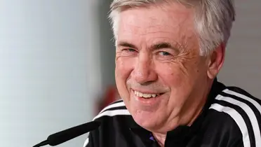 Ancelotti sonriente.