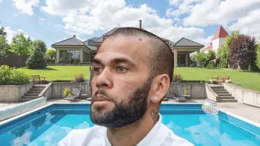 Dani Alves y detrás una piscina de una mansión.