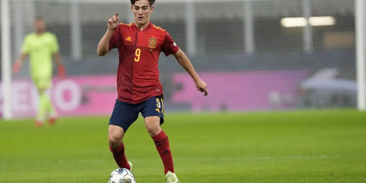 Es el joven sensación del Fc Barcelona y ya tuvo su bautismo de fuego con la Selección de fútbol de España. Muchos desde chico lo comparan con Andrés Iniesta, y hay razones de sobra para creer que en Gavi está su sucesor.