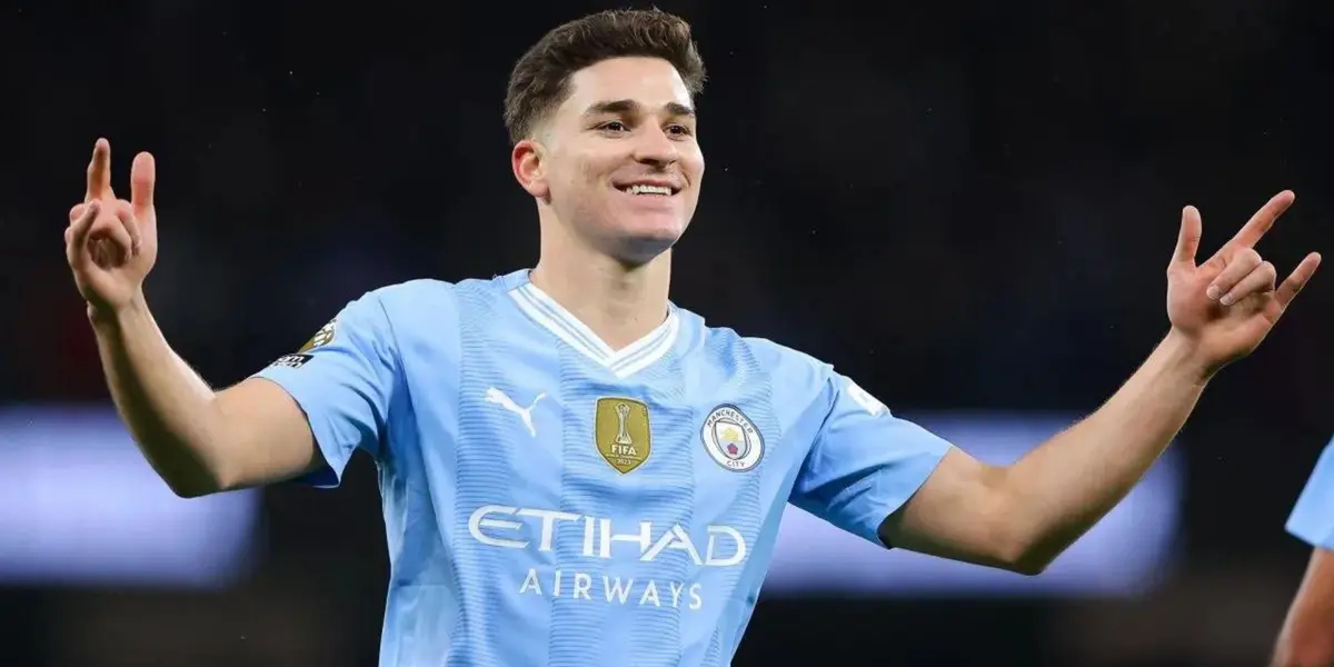 Julián Álvarez con la camiseta del Manchester City. (Foto: EFE)