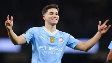 Julián Álvarez con la camiseta del Manchester City. (Foto: EFE)