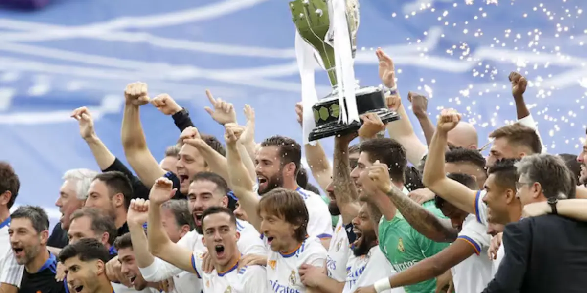 La plantilla del Real Madrid celebrando La Liga en 2021-2022.