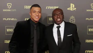 Mbappé junto a su padre en la entrega del Balón de Oro. (Foto: Reuters)