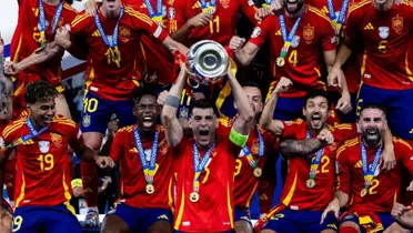 Morata levanta la Eurocopa. (Foto: EFE)