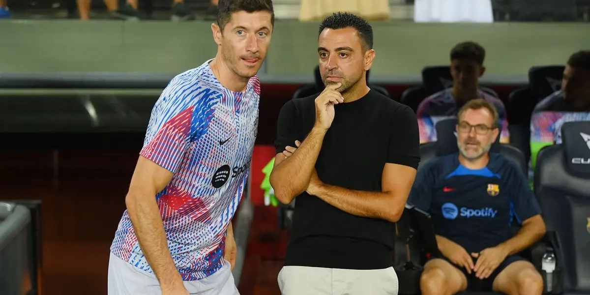 Robert Lewandowski y Xavi Hernández del FC Barcelona