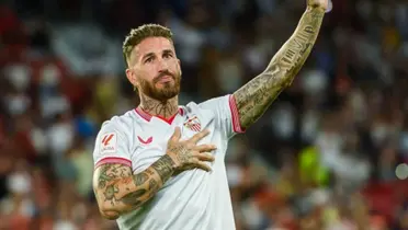 Sergio Ramos con la camiseta del Sevilla saludando emocionado.