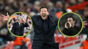 Simeone festejando un gol del Atlético, con Xavi y Ancelotti a sus costados.