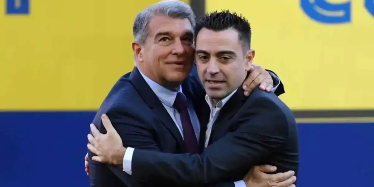 Xavi Hernández y Joan Laporta, del FC Barcelona