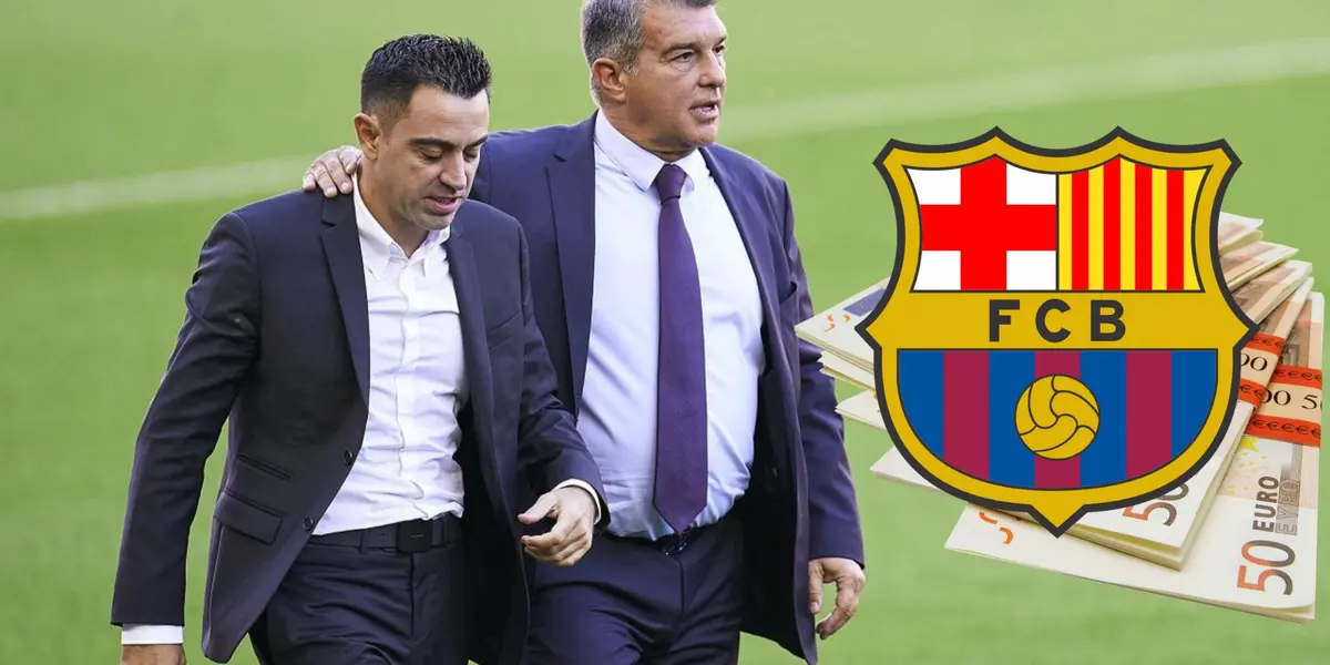 Xavi junto a Laporta charlando en el Camp Nou, junto al escudo del Barcelona y euros detrás.